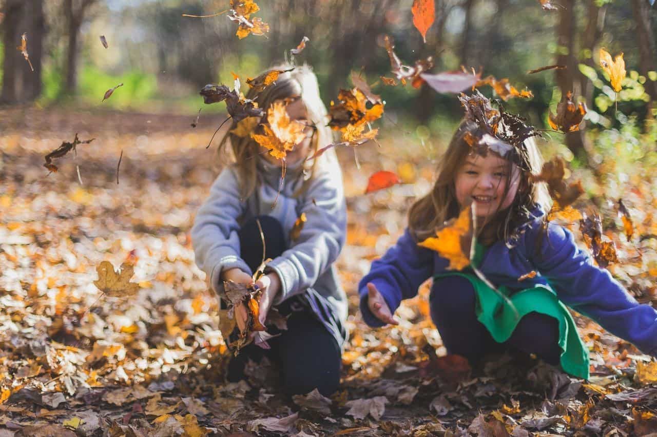 niños felices jugando Cómo enseñar a tu hijo a ser feliz