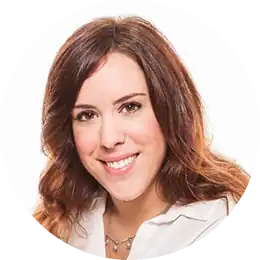 Retrato de Iratxe lópez sonriendo sobre fondo blanco