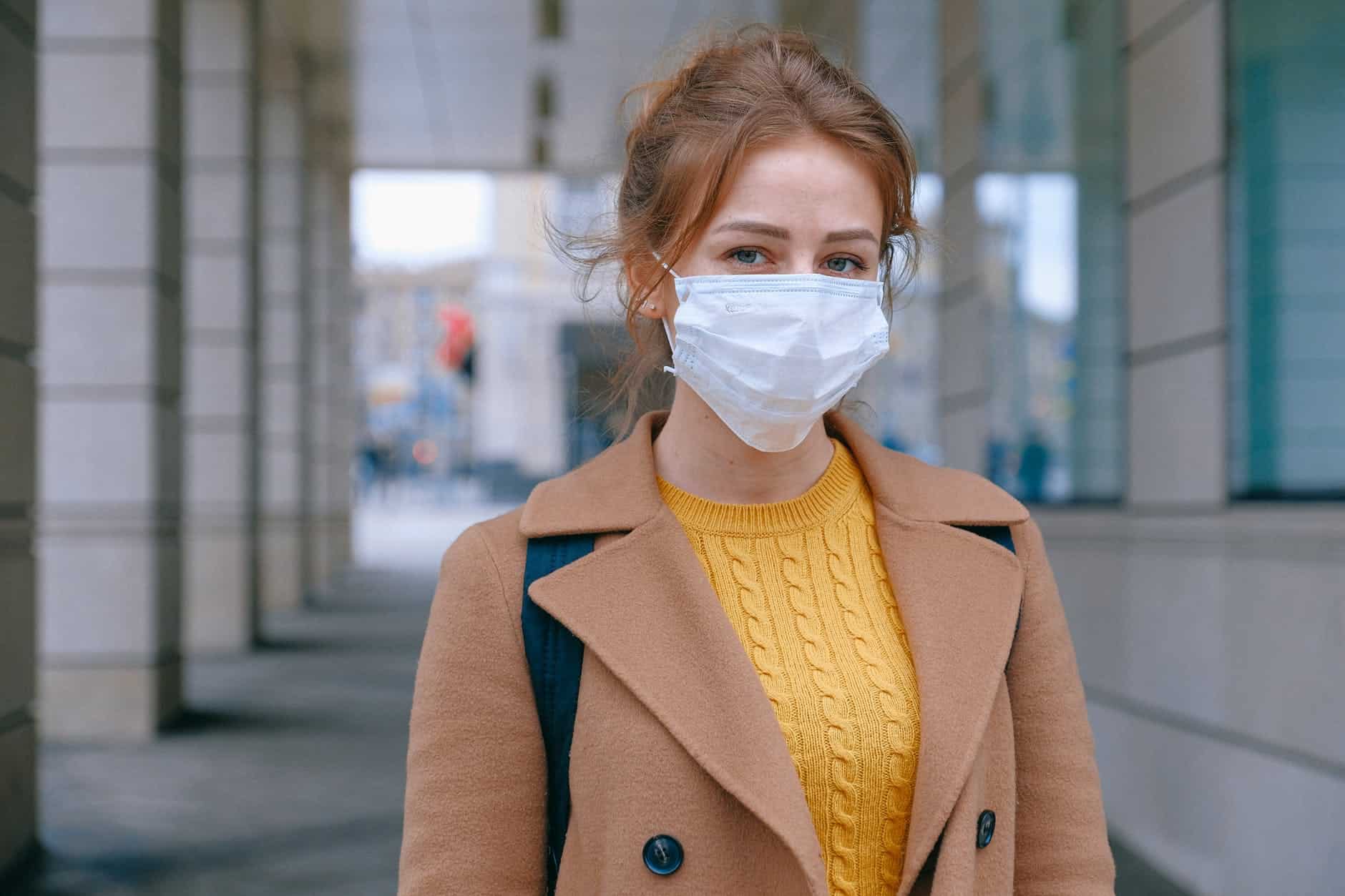 mujer con mascarilla lidiar con la ansiedad que genera el coronavirus (COVID-19)