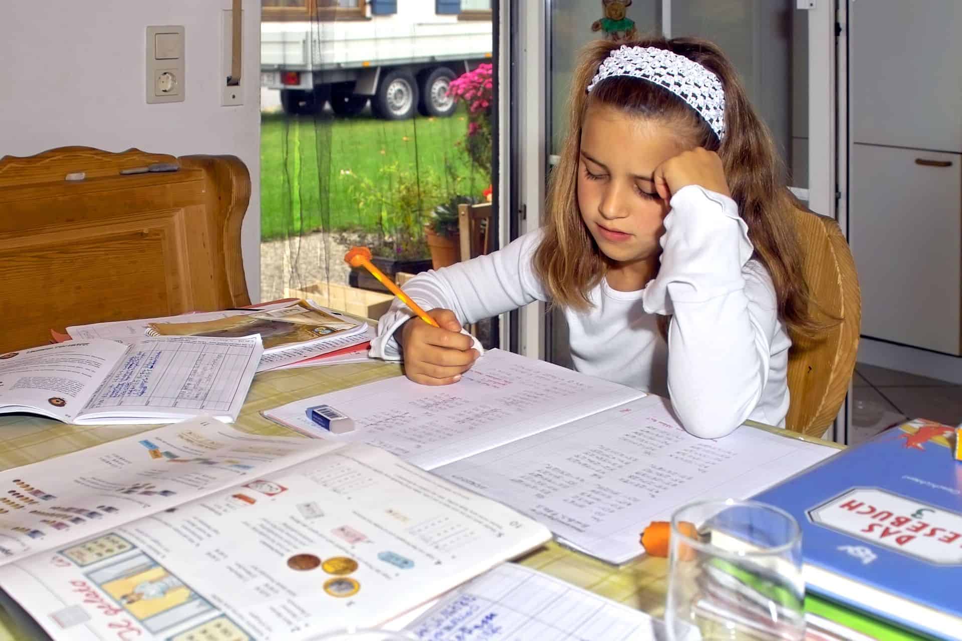 niña haciendo los deberes y guía para padres y madres