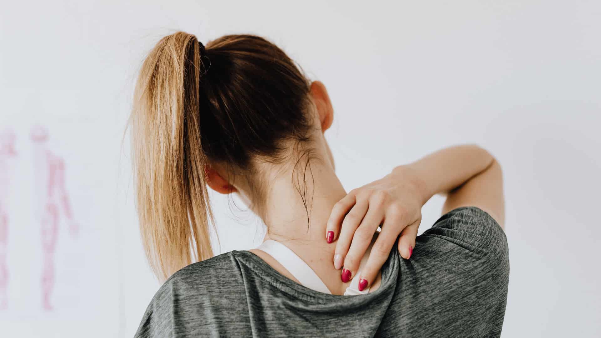 mujer con somatización en la espalda